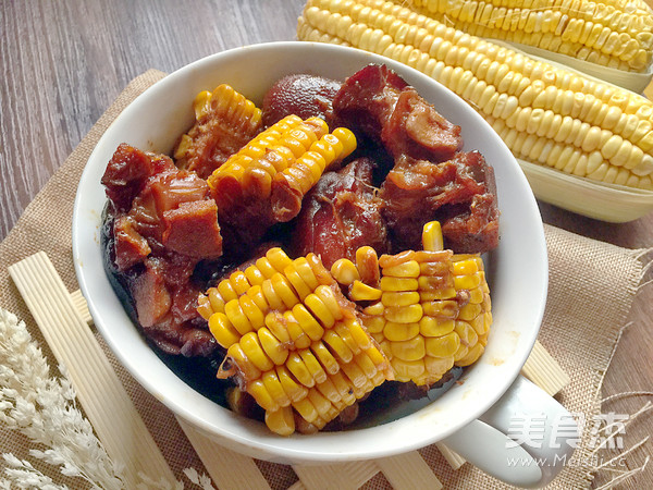 <a href=/shicai/mimian/YuMi/index.html target=_blank><u>玉米</u></a>焖猪手的做法