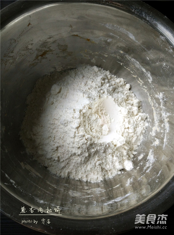 葱香<a href=/shicai/rouqin/RouSong/index.html target=_blank><u>肉松</u></a>饼的做法