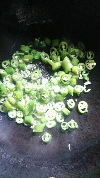 <a href=/shicai/shucai/QingJiao/index.html target=_blank><u>青椒</u></a>炒油渣