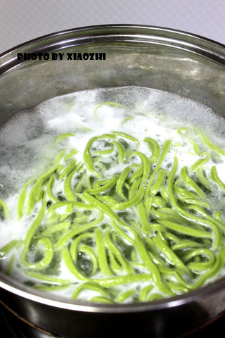 鲜虾<a href=/shicai/shucai/XiHongShi/index.html target=_blank><u>西红柿</u></a>波菜面