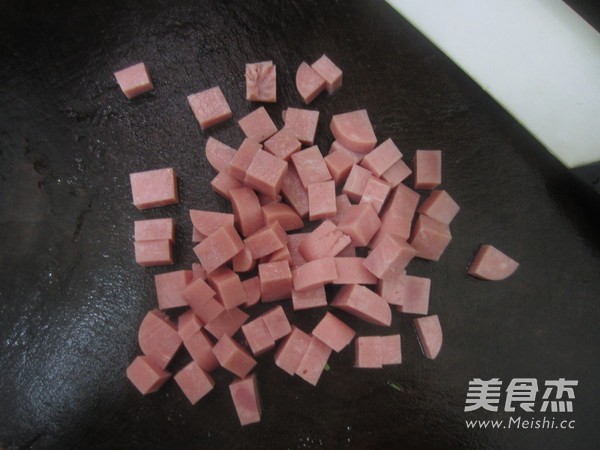 <a href=/shicai/rouqin/HuoTui/index.html target=_blank><u>火腿</u></a>炒蛋的做法