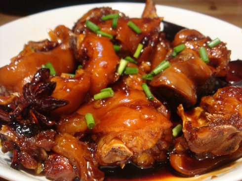 红烧<a href=/shicai/rouqin/ZhuTi/index.html target=_blank><u>猪蹄</u></a>的家常做法