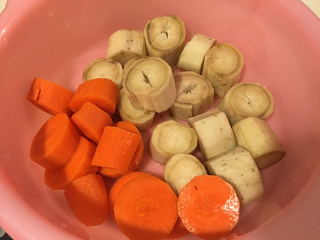 <a href=/shicai/shucai/NiuPang/index.html target=_blank><u>牛蒡</u></a><a href=/shicai/shucai/HongLuoBo/index.html target=_blank><u>红<a href=/shicai/shucai/LuoBo/index.html target=_blank><u>萝卜</u></a></u></a><a href=/shicai/rouqin/PaiGu/index.html target=_blank><u>排骨</u></a>汤