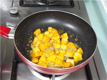 拨丝<a href=/shicai/shucai/DiGua/index.html target=_blank><u>地瓜</u></a>步骤6