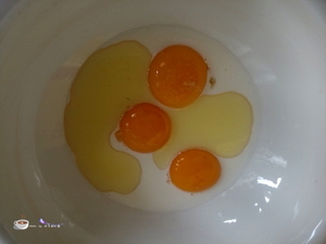 (3<a href=/shicai/guopin/ManYueMei/index.html target=_blank><u>蔓越莓</u></a><a href=zt/qifengdg target=_blank><u>戚风蛋糕</u></a>步骤2