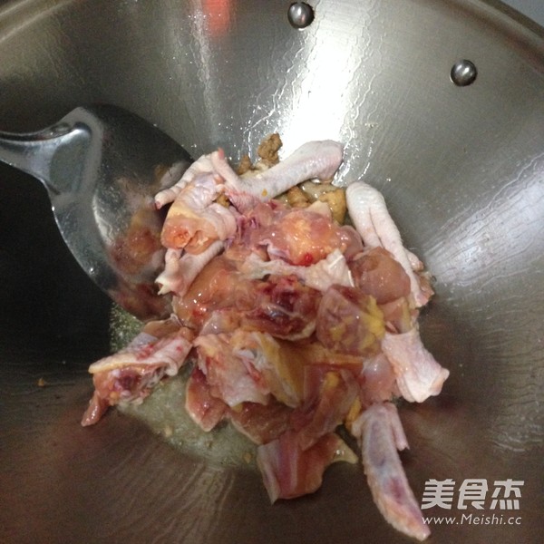 <a href=/shicai/shucai/ZhenMo/index.html target=_blank><u>榛蘑</u></a>鸡<a href=/shicai/mimian/MiFan/index.html target=_blank><u>米饭</u></a>的做法