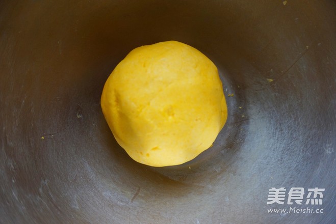 团团圆圆~五彩<a href=/shicai/guopin/HeiZhiMa/index.html target=_blank><u>黑<a href=/shicai/guopin/ZhiMa/index.html target=_blank><u>芝麻</u></a></u></a>汤圆的做法