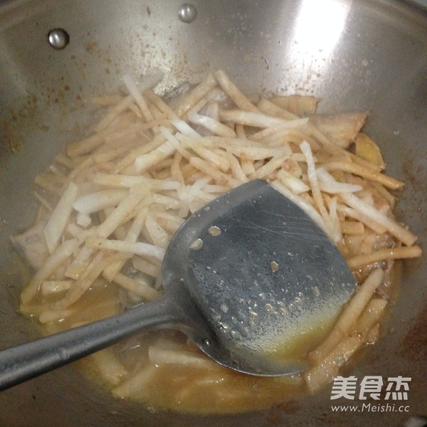 罗卜丝烧<a href=/shicai/shuichanpin/DaiYu/index.html target=_blank><u>带鱼</u></a>的做法