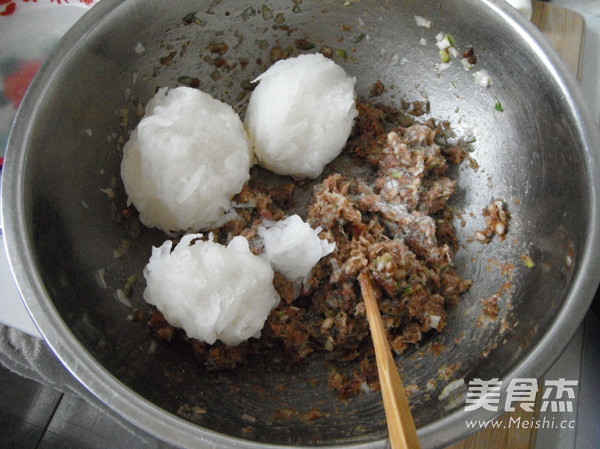 <a href=/shicai/rouqin/ZhuRou/index.html target=_blank><u>猪肉</u></a><a href=/shicai/shucai/BaiLuoBo/index.html target=_blank><u>白<a href=/shicai/shucai/LuoBo/index.html target=_blank><u>萝卜</u></a></u></a>包子馅的做法