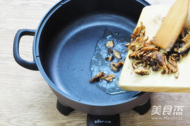 <a href=/shicai/shucai/XiangGu/index.html target=_blank><u>香菇</u></a>油饭的做法