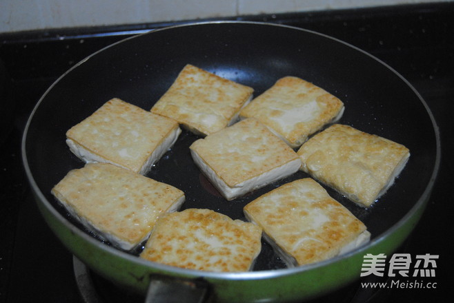 香煎<a href=/shicai/mimian/DouFu/index.html target=_blank><u>豆腐</u></a>的做法
