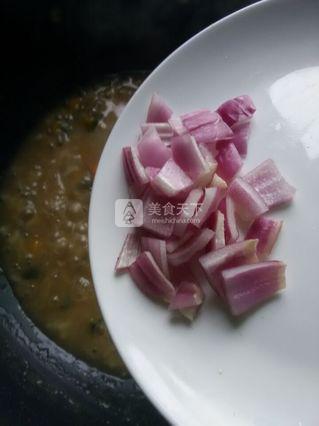 <a href=/shicai/shucai/YangCong/index.html target=_blank><u>洋葱</u></a>小<a href=/shicai/shucai/NanGua/index.html target=_blank><u>南瓜</u></a>疙瘩汤