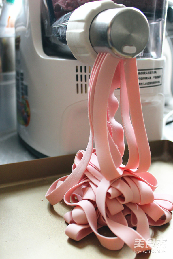 <a href=/shicai/guopin/HuoLongGuo/index.html target=_blank><u>火龙果</u></a>炒面的做法