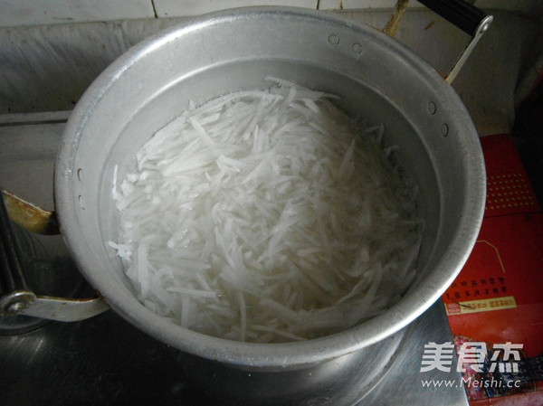 <a href=/shicai/rouqin/ZhuRou/index.html target=_blank><u>猪肉</u></a><a href=/shicai/shucai/BaiLuoBo/index.html target=_blank><u>白<a href=/shicai/shucai/LuoBo/index.html target=_blank><u>萝卜</u></a></u></a>包子馅的做法