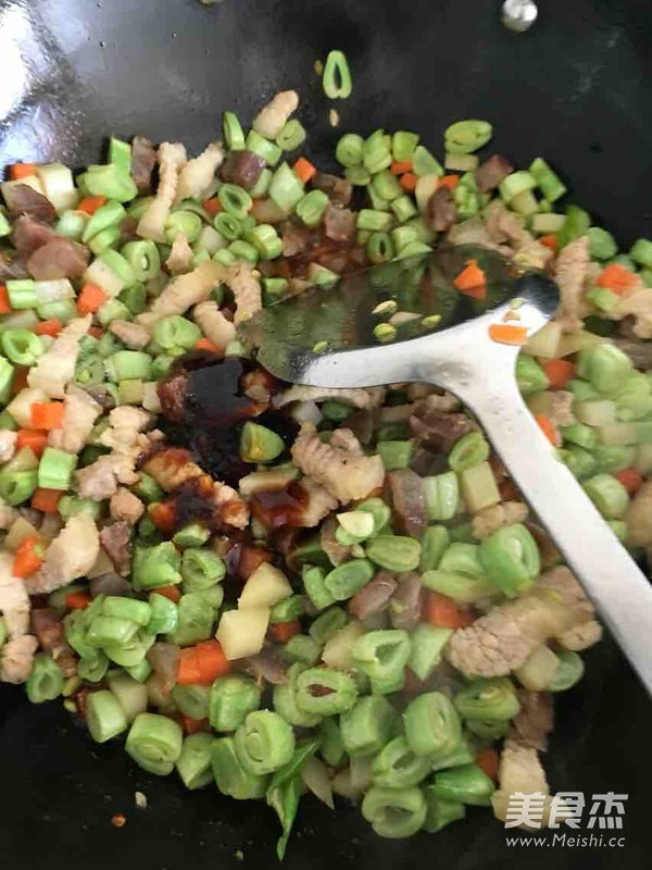 <a href=/shicai/shucai/DouJiao/index.html target=_blank><u>豆角</u></a>焖饭的做法