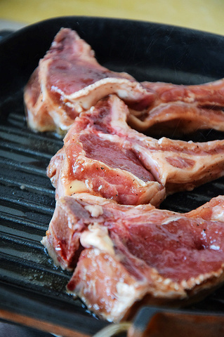 煎烤<a href=/shicai/rouqin/YangPai/index.html target=_blank><u>羊排</u></a>