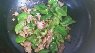 <a href=/shicai/shucai/QingJiao/index.html target=_blank><u>青椒</u></a>炒肉片