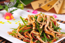 <a href=/shicai/guopin/ShiZi/index.html target=_blank><u>柿子</u></a>椒的做法