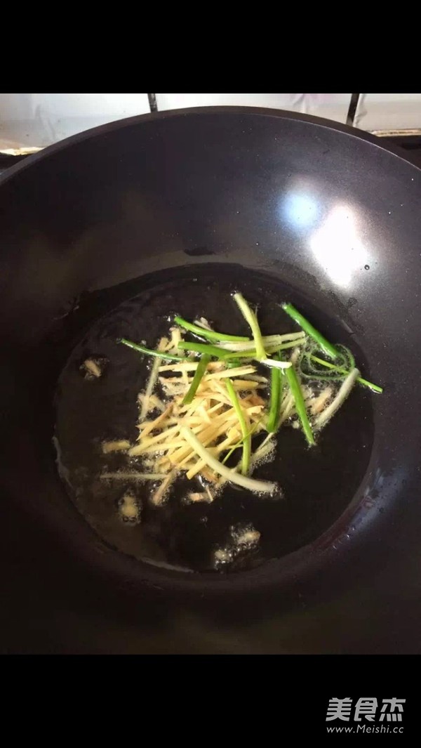 清蒸<a href=/shicai/shuichanpin/LuYu/index.html target=_blank><u>鲈鱼</u></a>的做法