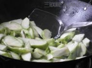 <a href=/shicai/shucai/SiGua/index.html target=_blank><u>丝瓜</u></a>肉片汤的做法步骤3