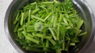 <a href=/shicai/rouqin/WuHuaRou/index.html target=_blank><u>五花肉</u></a>炒香芹