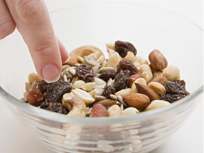 提醒 <a href=/shicai/guopin/LianZi/index.html target=_blank><u>莲子</u></a>是老人养生安神首选