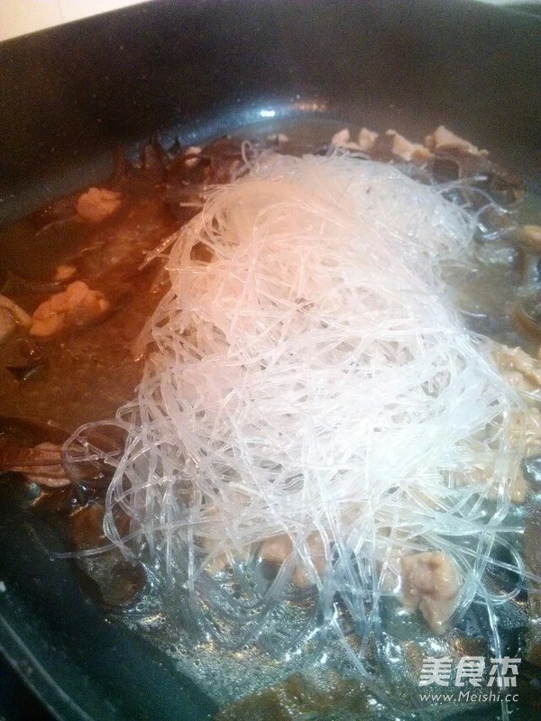 肉片<a href=/shicai/shucai/MuEr/index.html target=_blank><u>木耳</u></a><a href=/shicai/mimian/FenSi/index.html target=_blank><u>粉丝</u></a>的做法