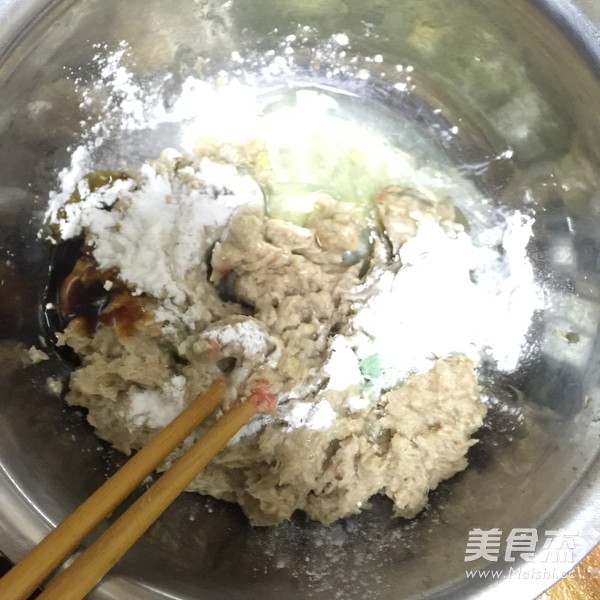 <a href=/shicai/rouqin/YangRou/index.html target=_blank><u>羊肉</u></a>丸子汤的做法