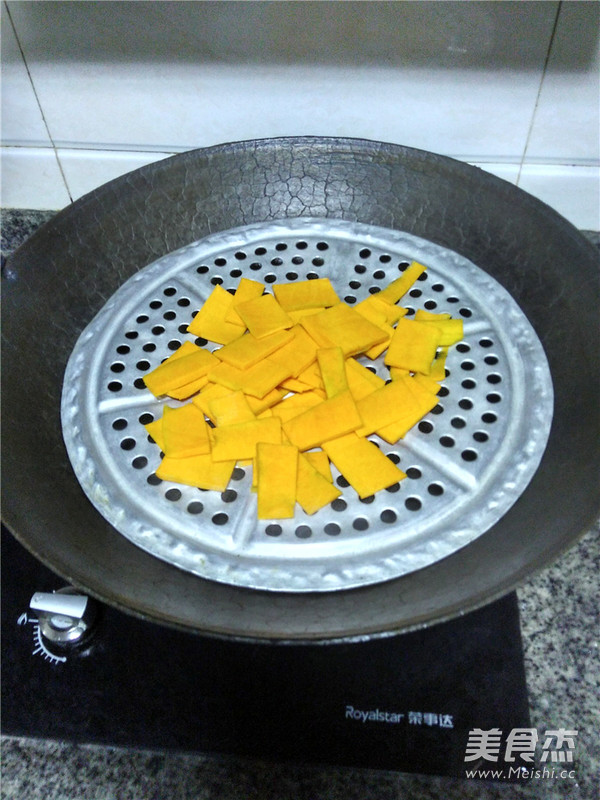 <a href=/shicai/shucai/NanGua/index.html target=_blank><u>南瓜</u></a>汤圆的做法