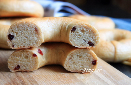 全麦<a href=/shicai/guopin/ManYueMei/index.html target=_blank><u>蔓越莓</u></a>贝果