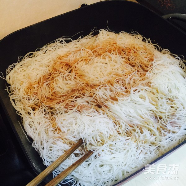 圆椒炒<a href=/shicai/mimian/MiFen/index.html target=_blank><u>米粉</u></a>的做法