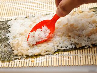 制作天妇罗虾卷