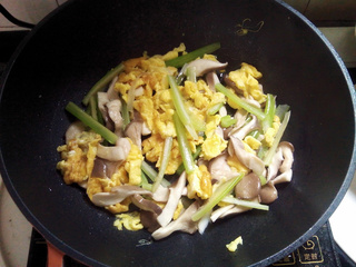 <a href=/shicai/shucai/XiQin/index.html target=_blank><u>西芹</u></a><a href=/shicai/shucai/PingGu/index.html target=_blank><u>平菇</u></a>炒蛋