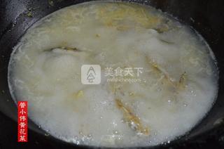 双黄汤(黄刺鱼煮<a href=/shicai/shucai/HuangHuaCai/index.html target=_blank><u>黄<a href=/shicai/shucai/HuaCai/index.html target=_blank><u>花菜</u></a></u></a>汤)