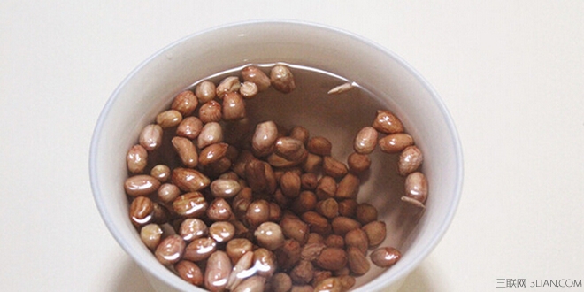 <a href=zt/liangfen target=_blank><u>凉粉的做法大全</u></a> 自制<a href=/shicai/mimian/LvDou/index.html target=_blank><u>绿豆</u></a>凉粉开胃消暑