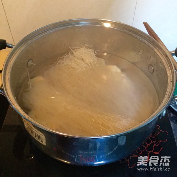 <a href=/shicai/shucai/ShengCai/index.html target=_blank><u>生菜</u></a>云吞粉的做法