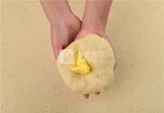 花朵豆沙<a href=/shicai/mimian/MianBao/index.html target=_blank><u>面包</u></a>