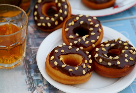 (图)<a href=/shicai/mimian/QiaoKeLi/index.html target=_blank><u>巧克力</u></a>甜甜圈