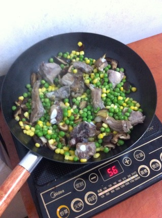 <a href=/shicai/rouqin/PaiGu/index.html target=_blank><u>排骨</u></a>杂蔬饭