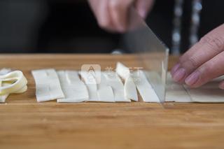 莲<a href=/shicai/shucai/Ou/index.html target=_blank><u>藕</u></a><a href=/shicai/mimian/QiSi/index.html target=_blank><u>起司</u></a>烧