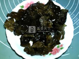 <a href=/shicai/shucai/XiangGu/index.html target=_blank><u>香菇</u></a><a href=/shicai/shucai/MuEr/index.html target=_blank><u>木耳</u></a>淡菜汤