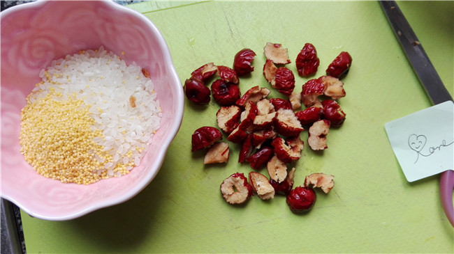 灰<a href=/shicai/guopin/Zao/index.html target=_blank><u>枣</u></a>米糊的做法