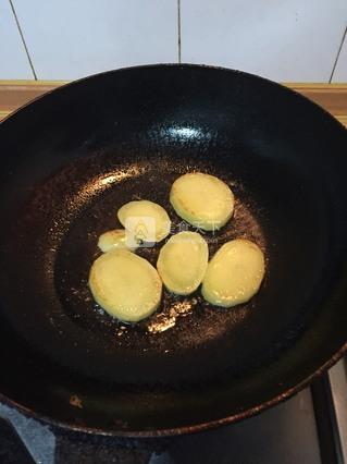 <a href=/shicai/rouqin/XiangChang/index.html target=_blank><u>香肠</u></a><a href=/shicai/rouqin/PeiGen/index.html target=_blank><u>培根</u></a>煲仔饭