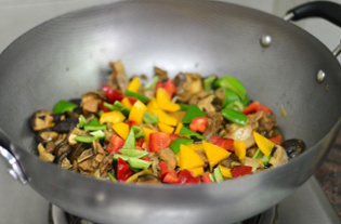 彩椒<a href=/shicai/shucai/XiangGu/index.html target=_blank><u>香菇</u></a>鸡