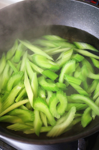 <a href=/shicai/shucai/XiQin/index.html target=_blank><u>西芹</u></a><a href=/shicai/shucai/BaiHe/index.html target=_blank><u>百合</u></a>炒<a href=/shicai/guopin/YaoGuo/index.html target=_blank><u>腰果</u></a>