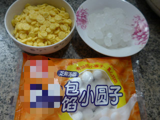 <a href=/shicai/mimian/YuMi/index.html target=_blank><u>玉米</u></a>片包馅小圆子