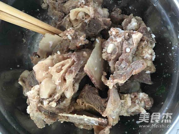 <a href=/shicai/rouqin/YangPai/index.html target=_blank><u>羊排</u></a>炖<a href=/shicai/shucai/DongSun/index.html target=_blank><u>冬笋</u></a>的做法