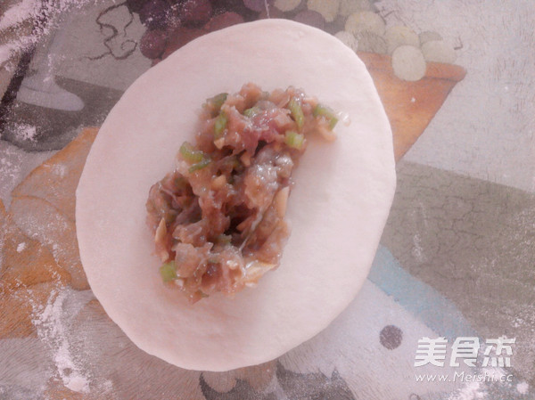 小白<a href=/shicai/rouqin/TuRou/index.html target=_blank><u>兔肉</u></a>包的做法