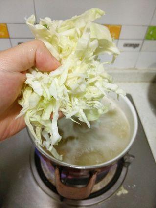 肉丸包菜汤<a href=/shicai/mimian/NianGao/index.html target=_blank><u>年糕</u></a>