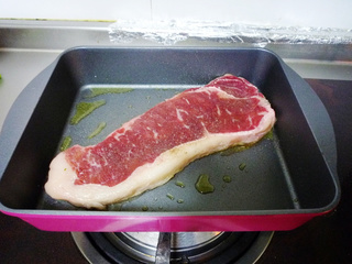 蒜香烤<a href=/shicai/rouqin/NiuPai/index.html target=_blank><u>牛排</u></a>